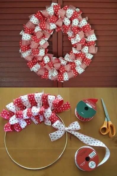 Ribbon wreath DIY Christmas colours | 10 Last Minute DIY Christmas Decorations | Expressing Life